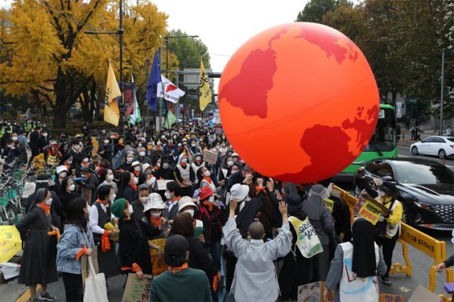 ‘탄소 감축’ 퍼포먼스 6일 서울 종로구 마로니에공원에서 열린 ‘기후정의 세계공동행동’ 집회에서 참가자들이 정부의 탄소 감축 정책을 요구하는 퍼포먼스를 하고 있다. 이날 집회에는 300여 명이 참가했다. 뉴스1