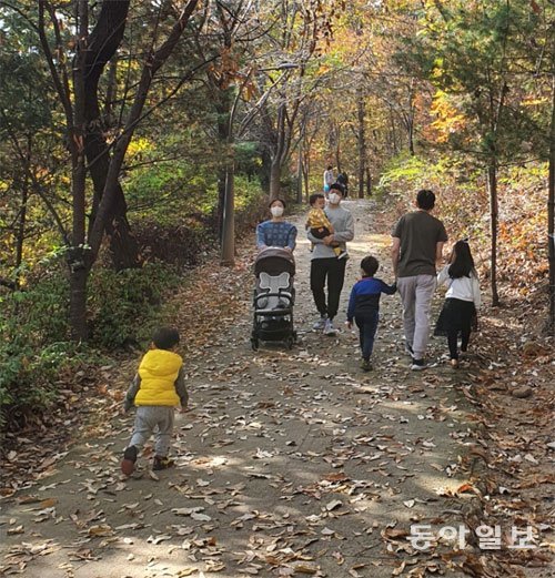 6일 오전 경기 용인시 수지구 정암수목공원을 찾은 시민들이 산책을 하고 있다. 이경진 기자 lkj@donga.com