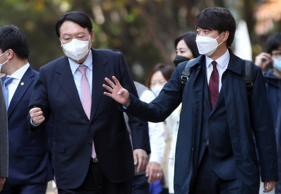 국민의힘 이준석 대표(오른쪽)와 윤석열 대선 후보,가 6일 오후 오찬을 위해 서울 마포구 염리동 한 식당으로 이동하며 대화하고 있다. © News1