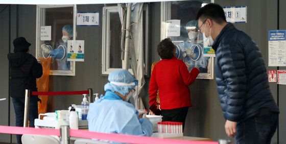 7일 서울 중구 서울역 선별진료소에서 시민들이 신종 코로나바이러스 감염증(코로나19) 검체 검사를 받고 있다. 뉴스1