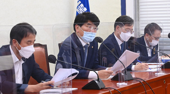 박완주 더불어민주당 정책위의장(왼쪽 두번째)이 28일 오전 국회에서 열린 정책조정회의에서 모두발언을 하고 있다. 2021.10.28/뉴스1 © News1