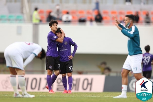 아쉬워하는 안양 선수들(한국프로축구연맹 제공)© 뉴스1