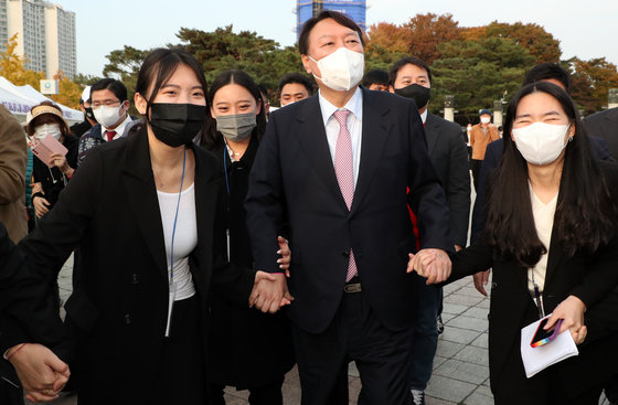 윤석열 국민의힘 대선 후보가 6일 오후 서울 송파구 올림픽공원 평화의광장에서 열린 2021 대한민국 청년의날 행사를 마치고 청년들 손을 잡고 걷고 있다. 2021. 11. 6/뉴스1 © News1