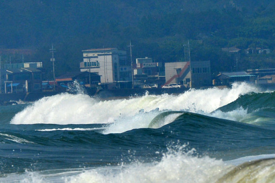 경북 포항시 북구 흥해읍 칠포해안가에 밀려드는 너울성 파도.(뉴스1 자료) 2021.11.8/ © News1