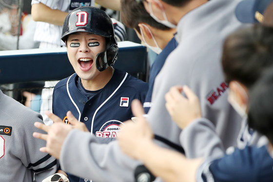 7일 오후 서울 송파구 잠실야구장에서 열린 프로야구 ‘2021 신한은행 SOL KBO 포스트시즌‘ 준플레이오프 3차전 두산 베어스와 LG 트윈스의 경기에서 5회초 무사 주자 1루 상황 두산 박건우가 김재환의 적시타에 힘입어 홈을 밟은 뒤 동료들과 기쁨을 나누고 있다. 2021.11.7/뉴스1 © News1