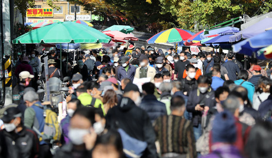 단계적 일상회복(위드 코로나) 시행 후 첫 주말인 7일 서울 종로구 동묘시장을 찾은 시민들이 발걸음을 옮기고 있다. 2021.11.7/뉴스1 © News1