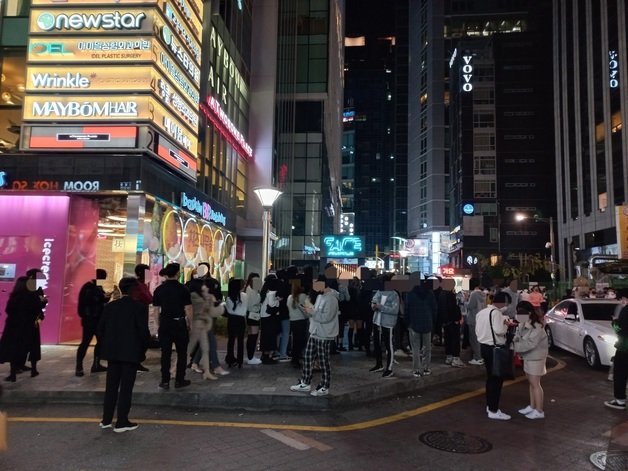 지난 주말 서울 강남역 10번 출구 인근 클럽 앞 대기줄. © 뉴스1