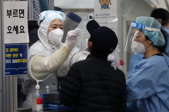 5일 오전 서울 송파구보건소에 마련된 선별진료소를 찾은 시민이 검체 검사를 받고 있다. 2021.11.5/뉴스1 © News1