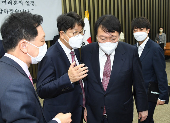 윤석열 국민의힘 대선 후보가 8일 국회에서 열린 의원총회에 참석 중 후보 비서실장에 선임된 권성동 의원의 귀엣말을 듣고 있다. 2021.11.8/뉴스1 © News1