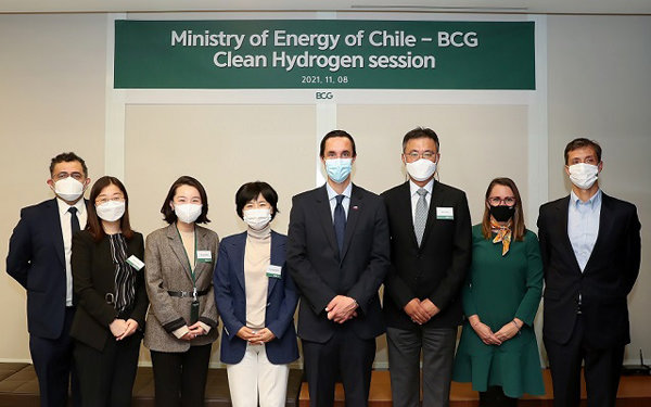 후안 카를로스 호베트(Juan Carlos Jobet) 에너지부 장관(오른쪽에서 네번째)이 이끄는 칠레 정부 대표단이 서울 중구 BCG 코리아를 방문, 수소경제 정책과 산업 동향을 공유하고 협력 가능성을 논의했다고 BCG코리아가 8일 밝혔다.