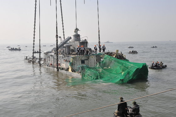 지난 2010년 4월15일 서해 백령도 남방 해역에서 북한군의 어뢰 공격에 침몰한 해군 초계함 ‘천안함’ 함미가 인양되고 있다. (서울지방보훈청 제공)2013.3.26/뉴스1