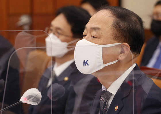 홍남기 경제부총리 겸 기획재정부 장관이 8일 오후 서울 여의도 국회에서 열린 기획재정위원회 전체회의에서 질의에 답하고 있다. 2021.11.8/뉴스1 © News1