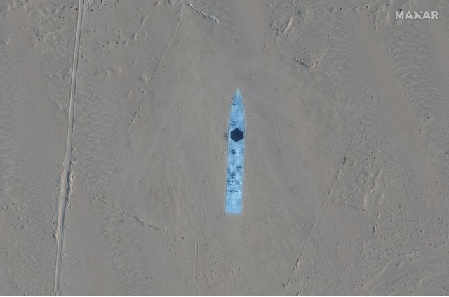 지난달 9일 미국 맥사테크놀로지의 위성에 찍힌 중국 신장위구르 자치구 타클라마칸 사막
 안의 중국 인민해방군 로켓군 훈련장 모습. 회색 사막 한 가운데 미국 해군의 핵추진 항공모함을 본 딴 파란색 구조물이 보인다. 
길이 75m의 이 구조물은 중국 인민해방군 로켓군이 미국 해군을 겨냥한 훈련을 위해 설치한 것으로 보인다. 지난달 20일에는 미국
 핵추진 항공모함을 본 딴 다른 대형 모형들도 포착됐다.(미국 맥사테크놀로지=AP 뉴시스)