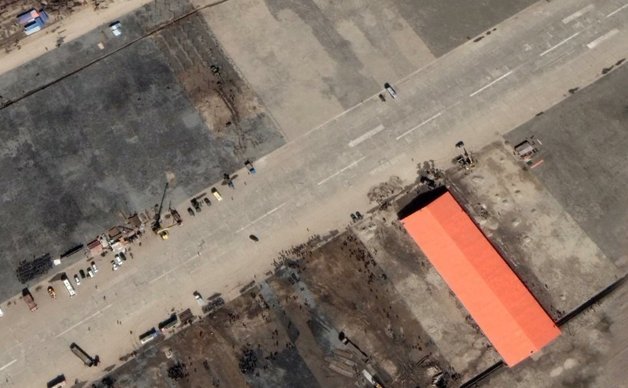 북한 평안북도 신의주시 의주비행장에 설치된 코로나19 검역시설 추정 건물 위성사진. 2021년 3월1일 촬영. (타라오 구 트위터) © 뉴스1