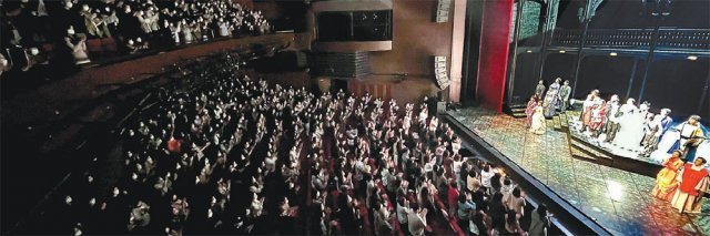 6일 서울 송파구 샤롯데씨어터에서 관객들이 마스크를 쓴 채 뮤지컬 ‘지킬앤하이드’를 관람하고 있다. 객석의 약 70%를 가동한 이날 모든 판매용 좌석이 매진됐다. 오디컴퍼니 제공
