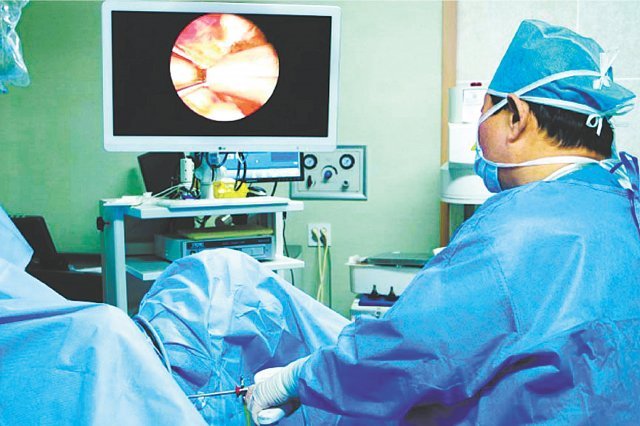 전립샘비대증은 배뇨장애는 물론 방치하게 되면 요폐, 요로감염과 전신패혈증, 방광 결석, 수신증 등도 생길 수 있으며 성기능에도 악영향을 주기 때문에 적극적인 치료가 필요하다. 수술이나 약물 등의 치료에 부담을 가지고 있다면 비수술 전립샘비대증치료방법인 유로리프트가 도움이 된다. 자이비뇨의학과 제공