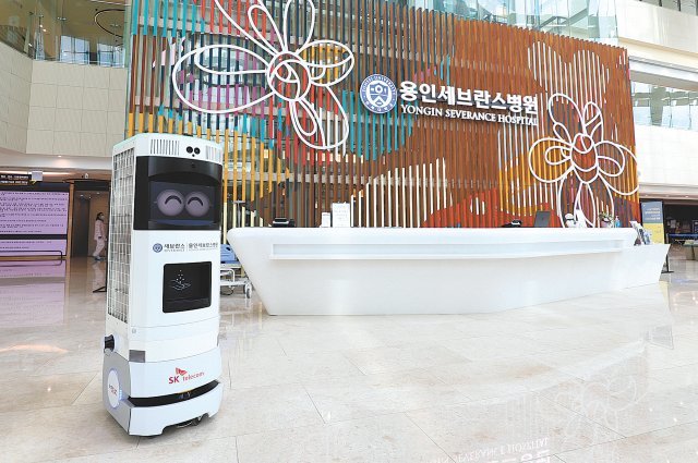 5G 방역로봇 ‘비누(BINU)’가 용인세브란스병원 로비를 돌면서 활동하고 있다. 용인세브란스병원 제공