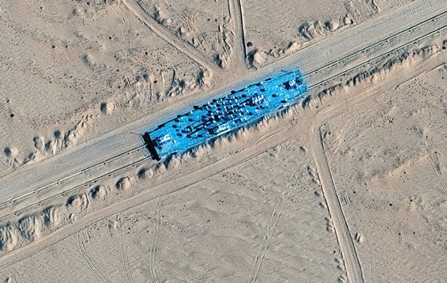 지난달 9일 미국 맥사테크놀로지의 위성에 찍힌 중국 신장위구르자치구 타클라마칸 사막 안의 중국 
인민해방군 로켓군 훈련장 모습. 회색 사막 한가운데 미국 해군의 핵추진 항공모함을 본뜬 파란색 구조물이 보인다. 길이 75m의 이
 구조물은 인민해방군 로켓군이 미 해군을 겨냥한 훈련을 하기 위해 설치한 것으로 보인다. 사진 출처 맥사테크놀로지