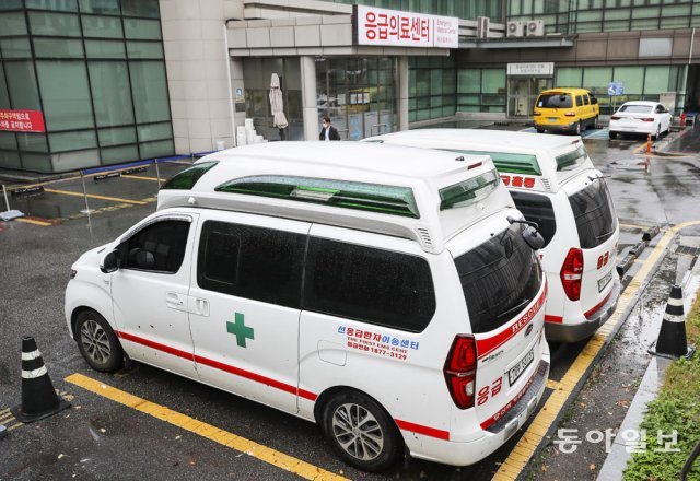 운행 중단 ‘재깍재깍’ 요소수 대란 사태가 이어지고 있는 가운데 8일 오후 서울 보라매병원 응급실에 한 사설 구급차 
업체의 구급차량이 주차되어 있다. 이 업체 관계자는 “코로나19로 환자 이송 수요가 크게 늘었는데 지금처럼 요소수가 부족하면 
구급차를 멈춰 세울 수밖에 없다”고 했다. 원대연 기자 yeon72@donga.com