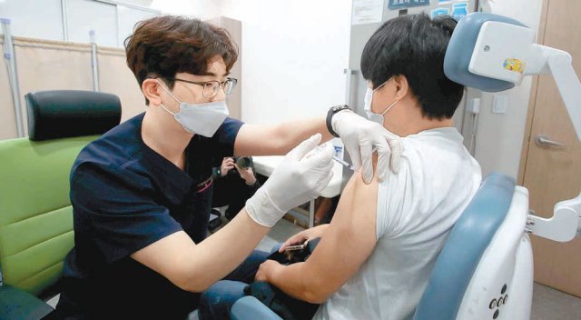 얀센 접종자 부스터샷 시작 8일 서울의 한 병원에서 코로나19 얀센 백신 접종자가 추가 접종(부스터샷)을 받고 있다. 얀센은 1회만 맞으면 되지만 2회 접종하는 다른 백신에 비해 돌파감염에 취약하다는 지적이 나오고 있다. 뉴시스