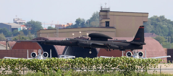 한미연합군사훈련의 ‘사전연습’격인 위기관리참모훈련(CMST)을 시작한 10일 오후 경기도 평택시 주한미군 오산공군기지에서 U-2S 고고도정찰기가 착륙하고 있다.2021.8.10/뉴스1 © News1