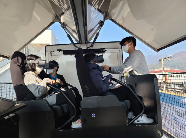 경남 합천 가야초등학교 VR이동형 버스 체험 현장.