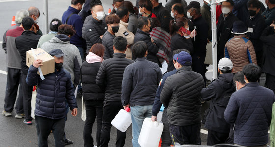 9일 전북 익산시 실내체육관 앞에 마련된 요소수 판매장이 요소수 구매를 위해 몰린 인파로 북적이고 있다. 2021.11.9/뉴스1 © News1