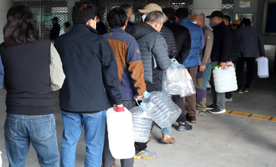 9일 전북 익산시 실내체육관 앞에 마련된 요소수 판매장에 요소수 구매를 위해 몰린 시민들이 길게 줄지어 차례를 기다리고 있다. 2021.11.9/뉴스1 © News1