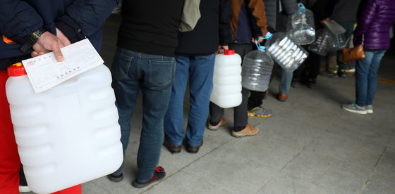 9일 전북 익산시 실내체육관 앞에 마련된 요소수 판매장에 요소수 구매를 위해 몰린 시민들로 북적이고 있다. 2021.11.9/뉴스1 © News1