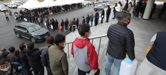 9일 전북 익산시 실내체육관 앞에 마련된 요소수 판매장이 요소수 구매를 위해 몰린 인파로 북적이고 있다. 2021.11.9/뉴스1 © News1