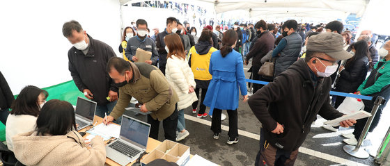 9일 전북 익산시 실내체육관 앞에 마련된 요소수 판매장에서 시민들이 요소수를 구매하고 있다. 2021.11.9/뉴스1 © News1