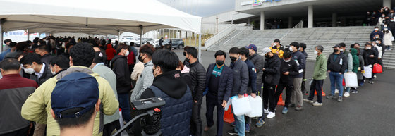 9일 전북 익산시 실내체육관 앞에 마련된 요소수 판매장에 요소수 구매를 위해 몰린 시민들이 길게 줄지어 대기하고 있다. 2021.11.9/뉴스1 © News1