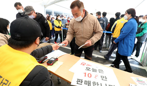 9일 전북 익산시 실내체육관 앞에 마련된 요소수 판매장에서 시민들이 요소수를 구매하고 있다. 2021.11.9/뉴스1 © News1