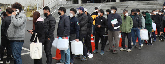 9일 전북 익산시 실내체육관 앞에 마련된 요소수 판매장에 요소수 구매를 위해 몰린 시민들이 길게 줄지어 차례를 기다리고 있다. 2021.11.9/뉴스1 © News1