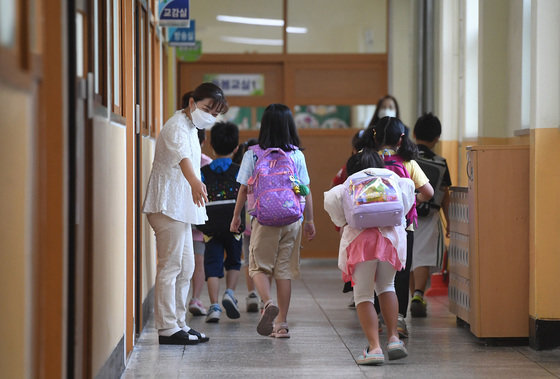 등교하는 초등학생. /뉴스1 © News1