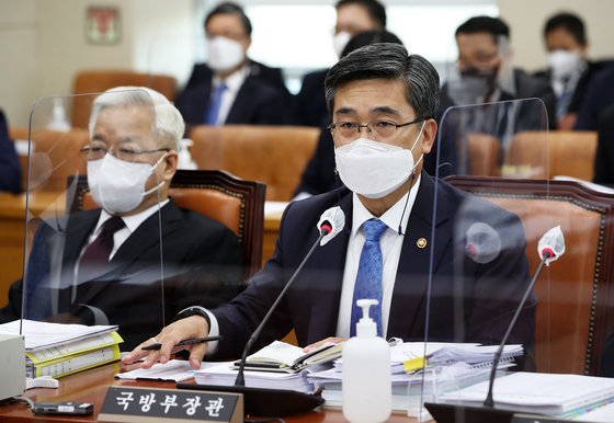 서욱 국방부 장관(오른쪽)이 9일 오전 국회 국방위원회 전체회의에 출석, 여야 의원들의 질의에 답하고 있다. 2021.11.9/뉴스1 © News1