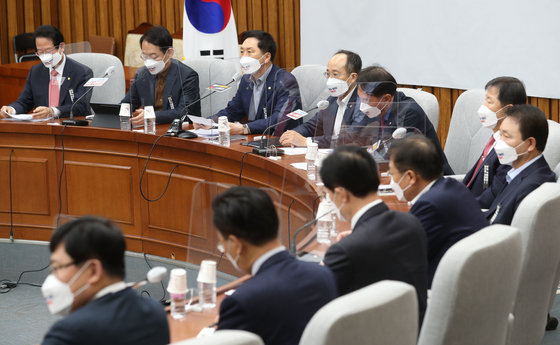 김기현 국민의힘 원내대표가 9일 오전 서울 여의도 국회에서 열린 원내대책회의에서 모두발언을 하고 있다. 2021.11.9/뉴스1 © News1