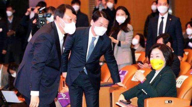 국민의힘 윤석열(왼쪽부터), 국민의당 안철수, 정의당 심상정 대선 후보가 9일 서울 삼성동 코엑스에서 열린 제56회 전국여성대회에서 인사를 하고 있다. 뉴시스