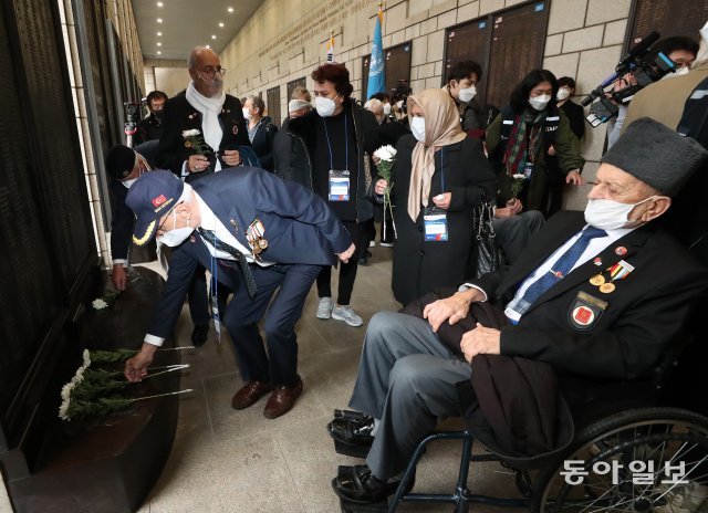 9일 유엔참전용사 국제추모의 날을 앞두고 국가보훈처의 초청으로 방한한 7개국 41명의 참전용사와 가족들이 서울 용산구 전쟁기념관을 찾았다. 참전용사들이 전사자명비에 헌화하고 있다.