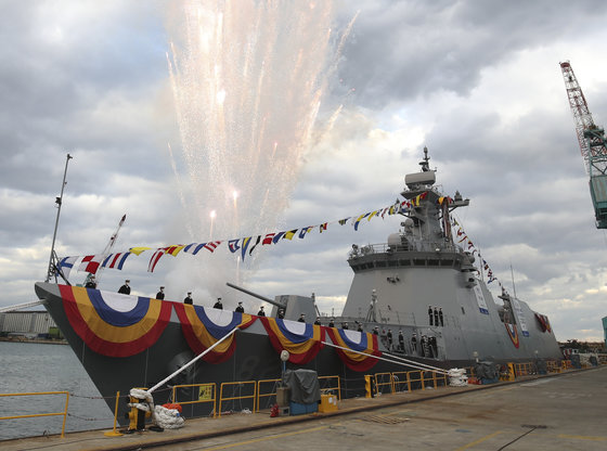 9일 오후 울산 동구 현대중공업에서 해군 신형 호위함 ‘천안함’ 진수식이 열리고 있다… 2021.11.9/뉴스1 © News1