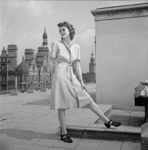 1943년 유틸리티 의복을 입은 영국 여성. 사진 출처 영국 임피리얼 전쟁박물관