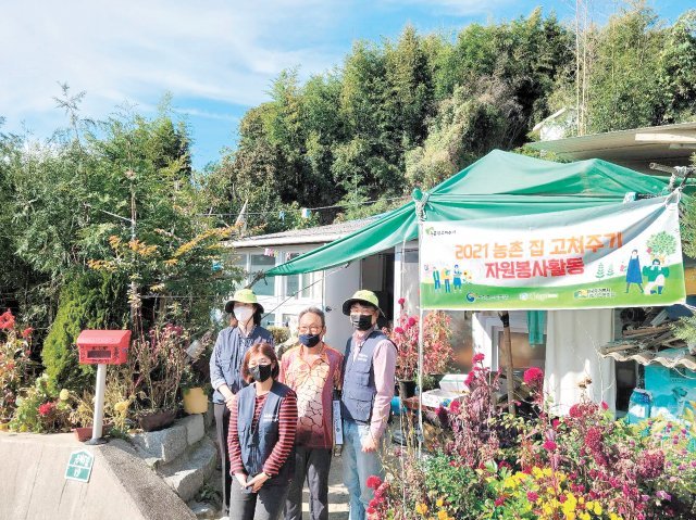 전북 완주군 고산면 전성호 씨가 농촌 집고쳐주기 봉사자들과 함께 사진을 찍고 있다. 다솜둥지복지재단 제공