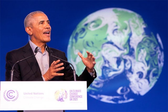 8일(현지 시간) 버락 오바마 전 미국 대통령이 영국 스코틀랜드 글래스고에서 진행 중인 제26차 유엔기후변화협약 당사국총회(COP26)에 참석해 연설하고 있다. 글래스고=AP 뉴시스