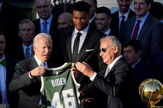 조 바이든 미국 대통령(왼쪽)이 8일 미국프로농구(NBA) 밀워키의 마크 래즈리 구단주로부터 등번호 46번이 새겨진 유니폼을 전달받고 있다. 가운데는 지난 시즌 챔프전 MVP 야니스 아데토쿤보. 워싱턴=AP 뉴시스