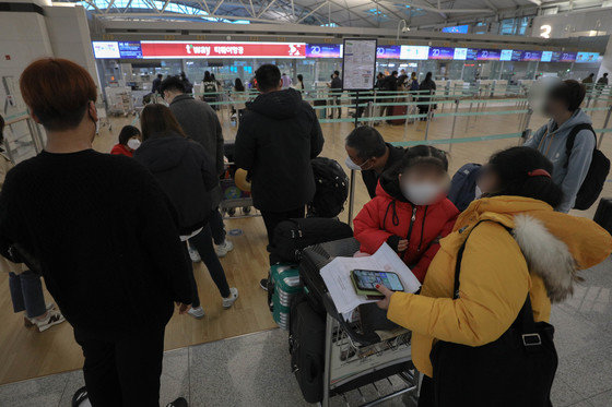 5일 오전 인천국제공항 1터미널이 공항 이용객들로 활기를 되찾고 있다. 위드 코로나에 기대감이 커지면서 지난달 인천국제공항을 이용한 국제선 여객수가 2개월 만에 다시 30만명을 돌파했다. 4일 항공업계에 따르면 지난달 인천국제공항 국제선 여객수는 전달(28만4626명)보다 2만1263명 늘어난 30만5889명으로 집계됐다. 위드 코로나에 대한 기대감과 트래블 버블(여행안전권역) 등 정책 기대감이 작용한데 따른 것으로 분석됐다. 2021.11.5/뉴스1 © News1
