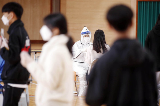 2일 오전 광주 북구 한 중학교에 마련된 신종 코로나바이러스 감염증(코로나19) 임시선별진료소에서 교직원과 학생들이 진단검사를 받고 있다.(광주 북구 제공)2021.11.2/뉴스1 © News1