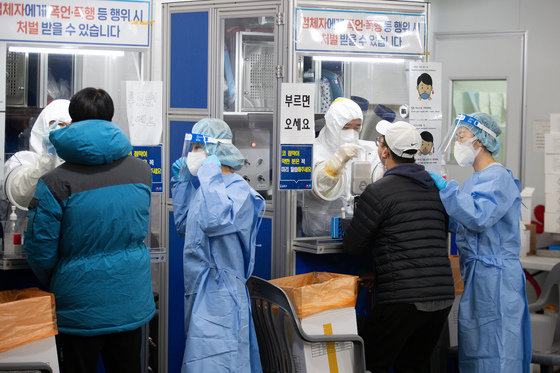 9일 서울 송파구보건소에 마련된 선별진료소를 찾은 시민들이 신종 코로나바이러스 감염증(코로나19) 검체 검사를 받고 있다. © News1