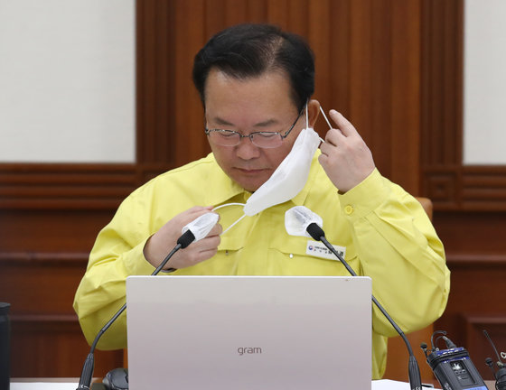 김부겸 국무총리가 10일 서울 종로구 정부서울청사에서 열린 신종 코로나바이러스 감염증(코로나19) 중앙재난안전대책본부(중대본) 회의에서 마스크를 벗고 있다. 2021.11.10/뉴스1 © News1