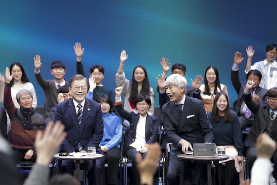문재인 대통령이 2019년 11월19일 오후 서울 마포구 상암동 MBC 사옥에서 열린 ‘국민이 묻는다-2019 국민과의 대화’에 출연해 국민들의 질의를 받고 있다.(청와대 제공)