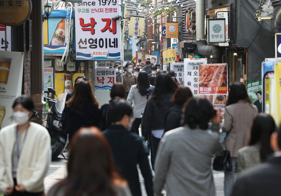 단계적 일상회복(위드 코로나)가 시행된 1일 서울의 한 식당가가 시민들로 붐비고 있다. 2021.11.1/뉴스1 © News1